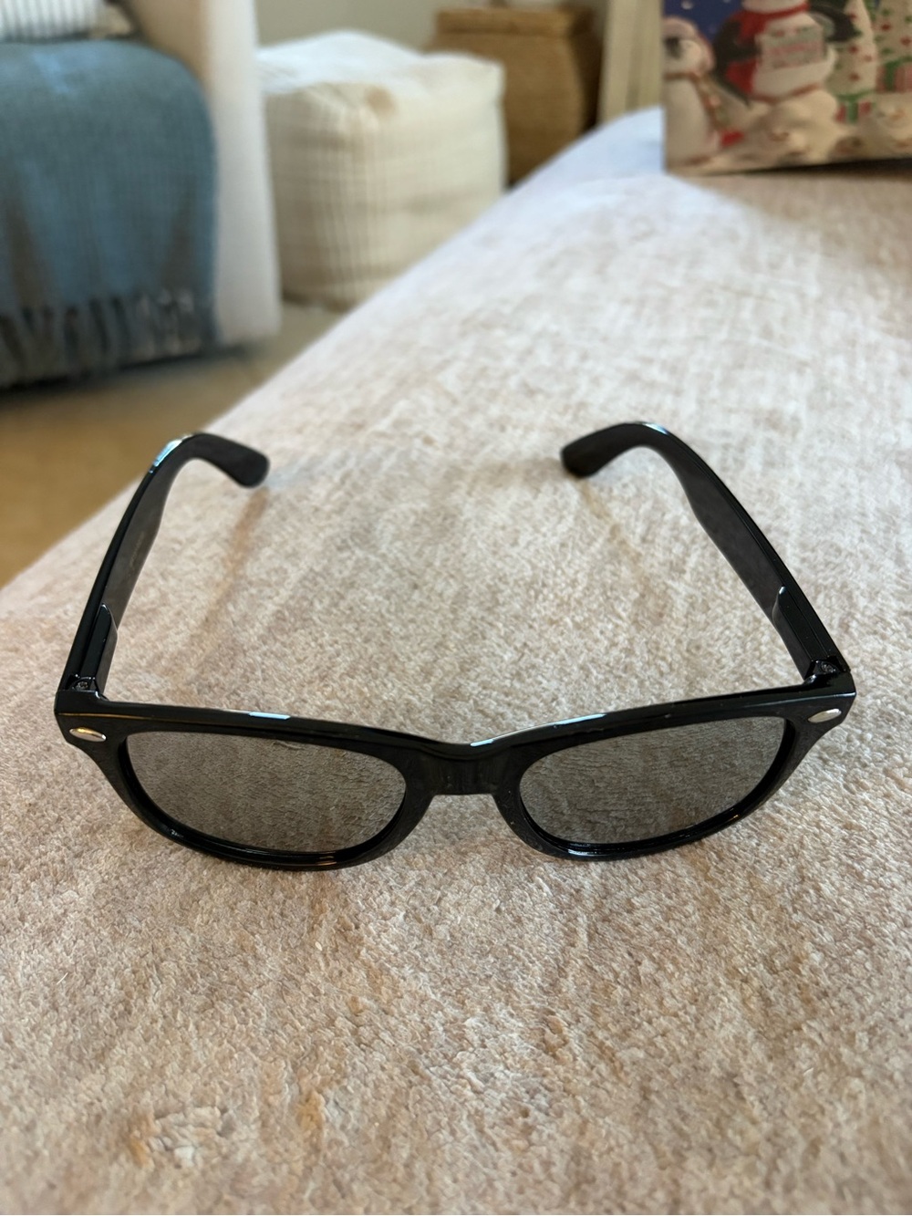Source Unknown Black Men’s Sunglasses with Gray Lenses